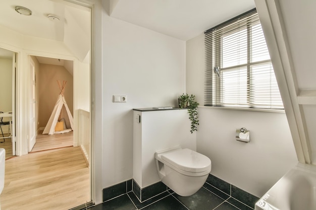 Modernes Badezimmer mit Toilette und Waschbecken