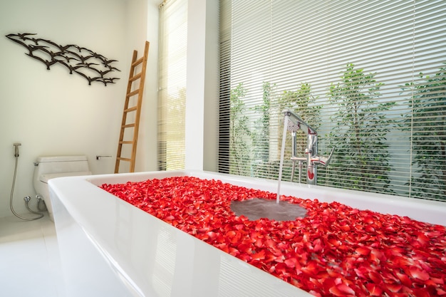 Modernes Badezimmer, Waschbecken, Dusche und Badewanne in Luxusvilla