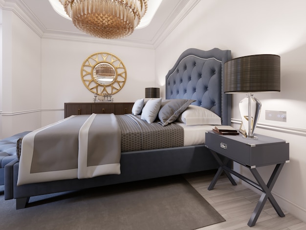 Modernes Bett im klassischen blauen Stil mit Nachttisch und Lampe. Großer Kronleuchter aus Glas. Eine Kommode mit Dekor und einem goldenen Spiegel darüber. Modernes Schlafzimmer. 3D-Rendering.