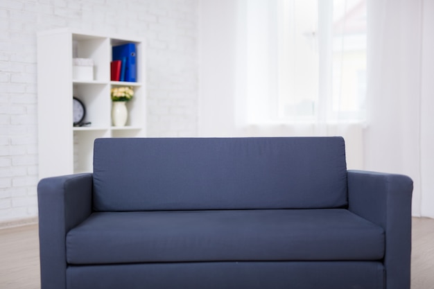 Modernes blaues Sofa im hellen Wohnzimmer