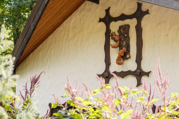 Modernes Blockhaus in einer Waldumgebung