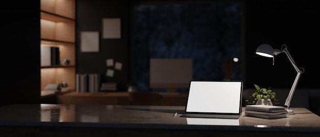 Modernes Büro bei Nacht mit Tablet-Attrappe auf dem Tisch über verschwommenem, dunklem Büroraum im Hintergrund