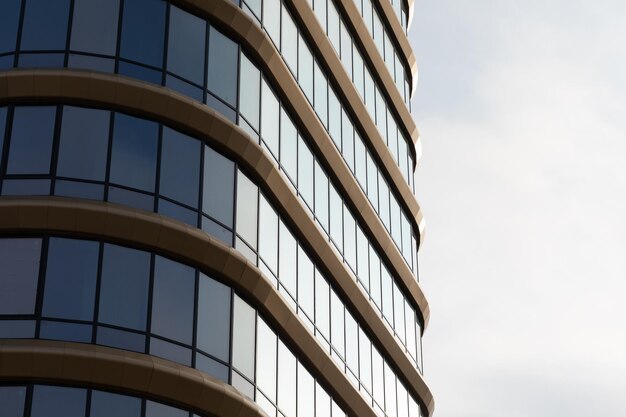 Modernes Bürogebäude aus Glas gegen den Himmel