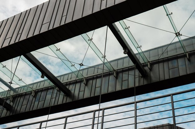 Foto modernes bürogebäude außen mit glasfassade auf klarem himmelshintergrund transparente glaswand