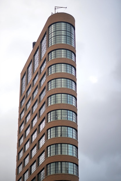 Modernes Bürogebäude gegen bewölkten Himmel