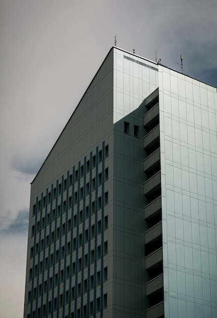 Modernes Bürogebäude gegen Himmelshintergrund