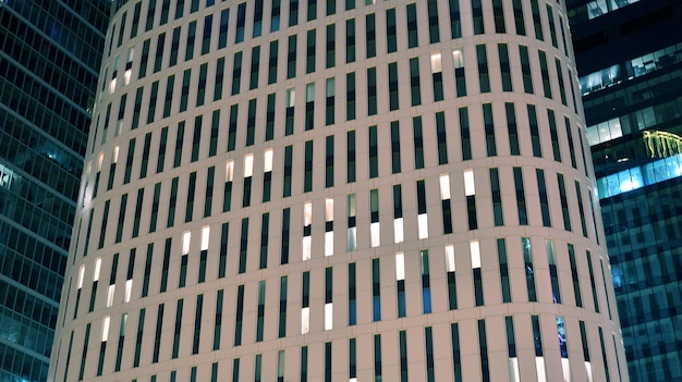 Modernes Bürogebäude in der Stadt bei Nacht. Blick auf beleuchtete Büros eines Firmengebäudes