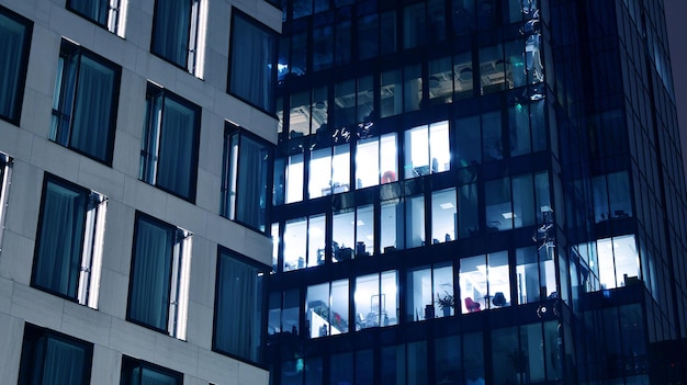 Modernes Bürogebäude in der Stadt bei Nacht. Blick auf beleuchtete Büros eines Firmengebäudes