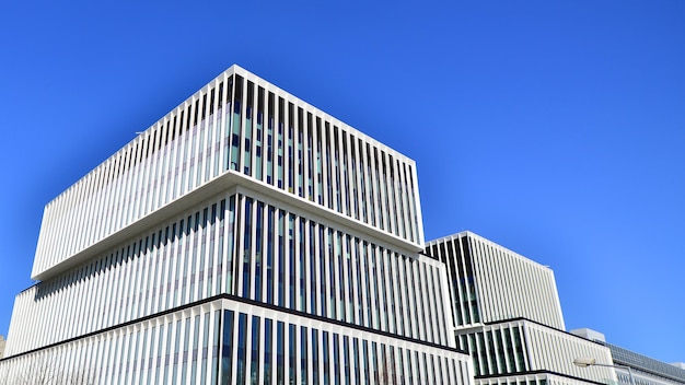 Modernes Bürogebäude in der Stadt mit Fenstern und Stahl- und Aluminiumplattenwand