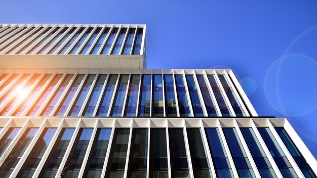 Modernes Bürogebäude in der Stadt mit Fenstern und Stahl- und Aluminiumplattenwand