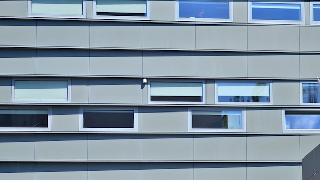 Modernes Bürogebäude in der Stadt mit Fenstern und Wänden aus Stahl- und Aluminiumpaneelen