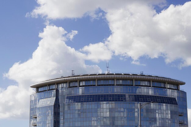 modernes Bürogebäude mit bewölktem blauem Himmel