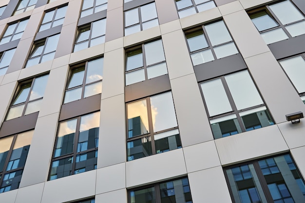 Modernes Bürogebäude mit Fenstern