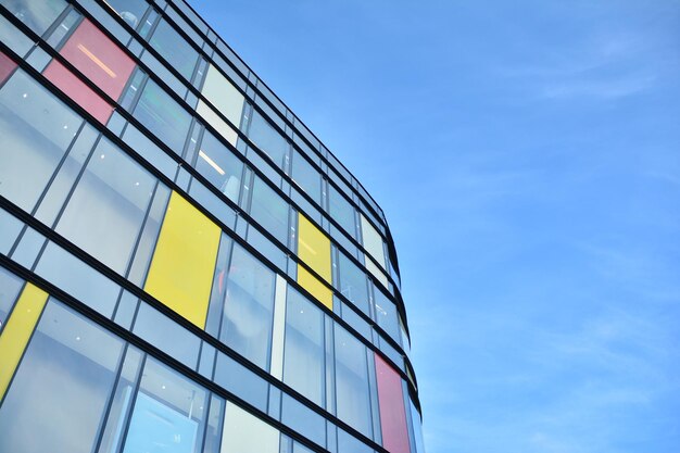 Foto modernes bürogebäude mit glasfassade vor klarem himmel im hintergrund. transparentes glas