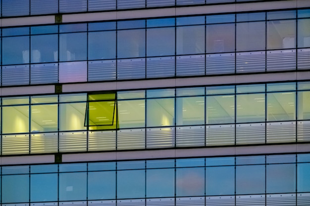 Foto modernes bürogebäude mit glasscheiben und schwarzen metallrahmen