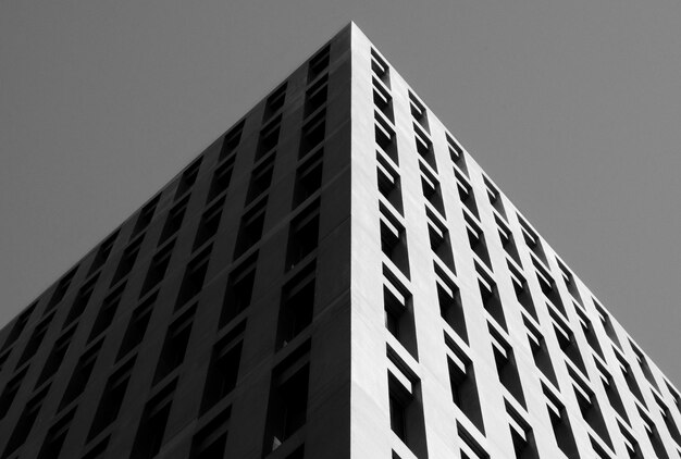 Modernes Bürogebäude von unten mit Pyramidenform in der Justizstadt Hospitalet