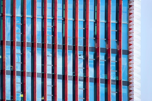 Modernes Bürogebäude Wolkenkratzer aus Glas und Stahl im Geschäftsviertel