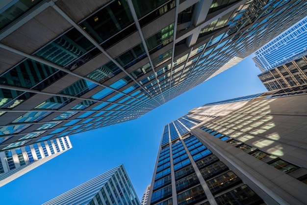 Modernes Büroglas-Gebäudestadtbild unter blauem klarem Himmel im Washington DC, USA, draußen Finanzwolkenkratzer-, Symmetrie- und Perspektivenarchitektur