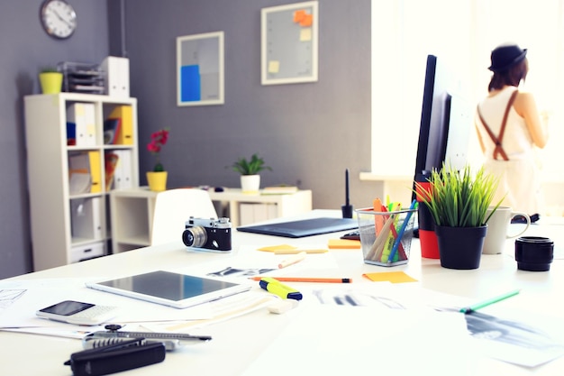 Modernes Bürointerieur mit Tischen, Stühlen und Bücherregalen