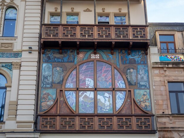 Modernes Buntglasfenster in Batumi Buntglas im Gebäude auf dem Fenster Architektur