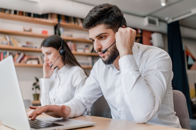 Modernes Call Center mit diversen jungen Disponenten im Büro