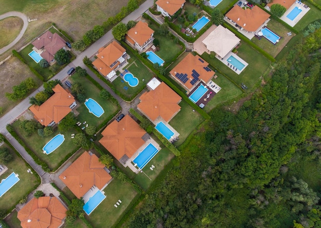 Modernes Cottage-Dorf mit luxuriösen Häusern, Schwimmbädern und Golfplätzen aus der Vogelperspektive