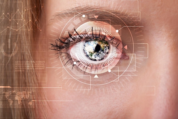 Modernes Cyber-Mädchen mit technologischem Auge