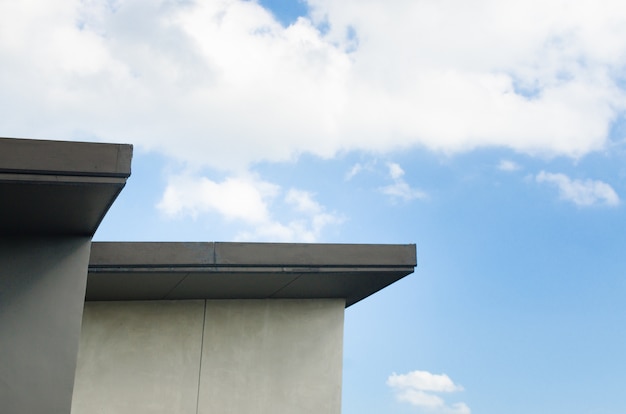 modernes Dachhaus mit einem blauen Himmel im Hintergrund. Mit Platz für Ihren Text.