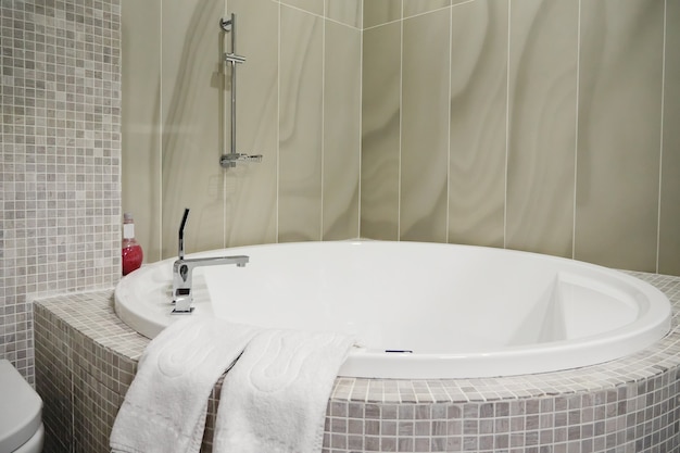 Modernes Design des Badezimmers mit ovaler Badewanne.