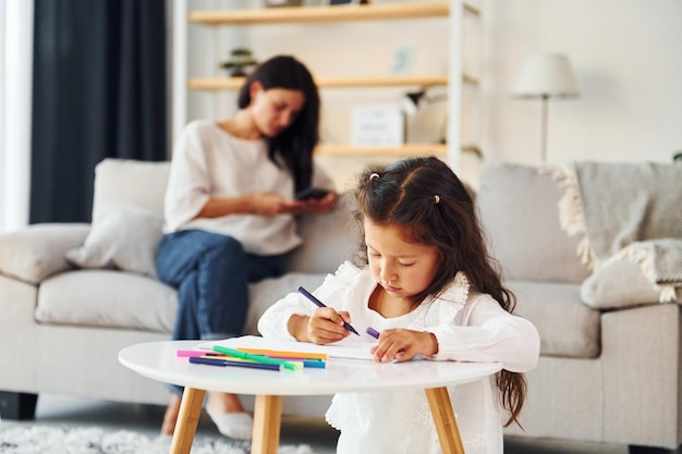 Modernes Design Mutter und Tochter verbringen gemeinsam Zeit zu Hause