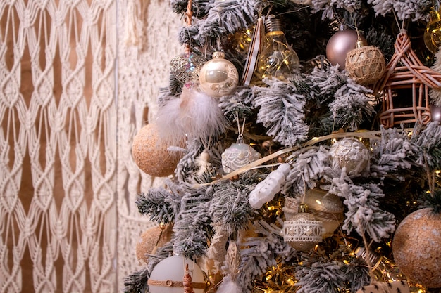 Modernes Design Weihnachtsbaum mit Kugeln und Girlanden geschmückt Winterurlaub Komposition