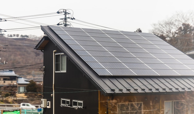 Modernes eco Konzept des grünen Hauses, kleines Hauptdach mit Solarzellenplatten auf die Oberseite