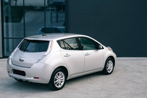 Modernes Elektroauto. Laden von Elektrofahrzeugen an einer Station auf dem Parkplatz.