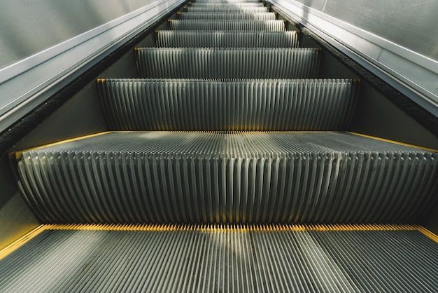 Modernes elektronisches System der Rolltreppe, das sich bewegt