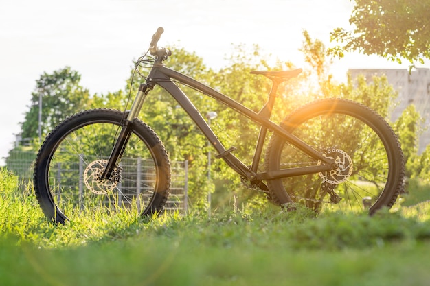 Modernes Fahrrad. Schwarzes Mountainbike bei Sonnenuntergang. Trailbike. Hardtail enduro mtb.