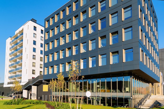 Modernes Firmengebäude für Unternehmen. Blauer Himmel