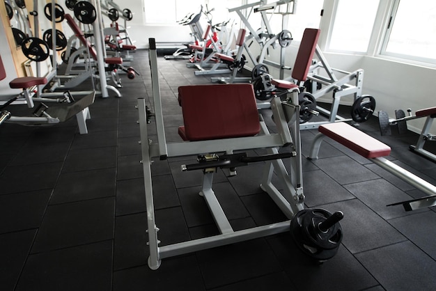 Modernes Fitnessstudio Fitness-Center mit Geräten und Maschinen