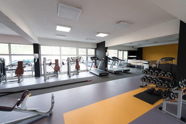 Modernes Fitnessstudio mit Ausrüstung
