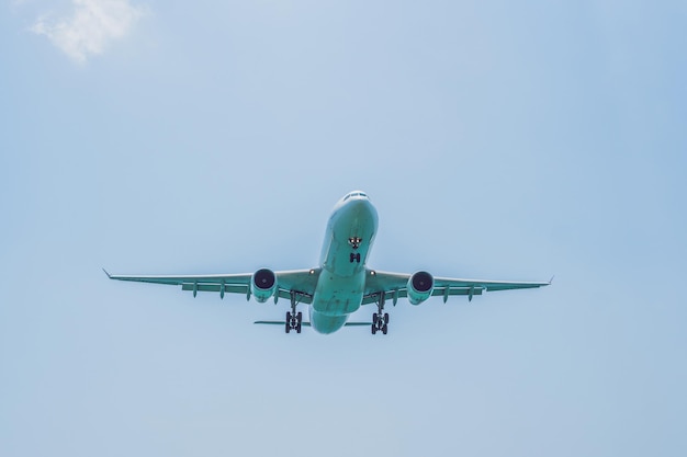 Modernes Flugzeug am Himmel in der Nähe des Flughafens. startet oder landet.