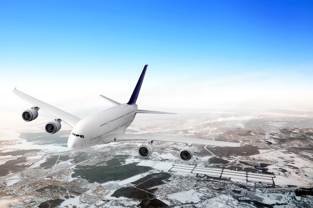 Modernes Flugzeug am Himmel nahe Flughafen. Ansatz