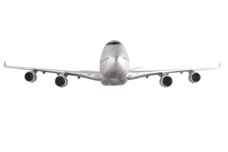 Foto modernes flugzeug isoliert auf weißem hintergrund.