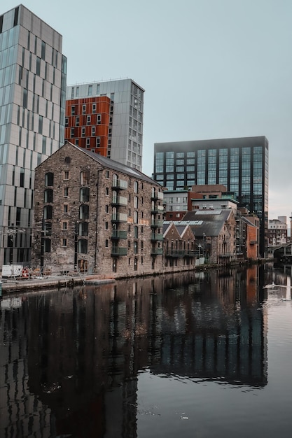 Modernes Gebäude am Fluss neben den alten historischen in Dublin