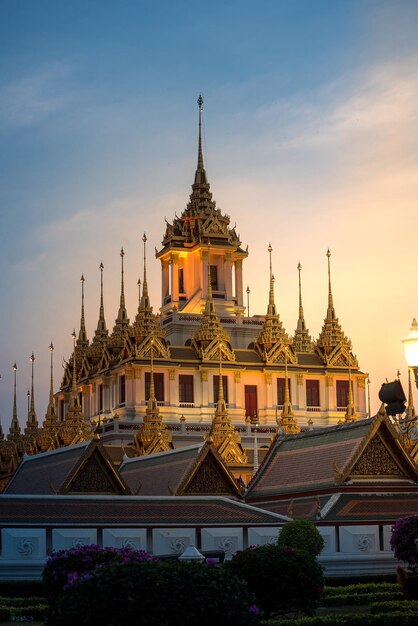 Modernes Gebäude am Flussufer in der Dämmerungsszene in Bangkok Thailand