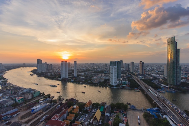 Modernes Gebäude am Flussufer in der Dämmerungsszene in Bangkok