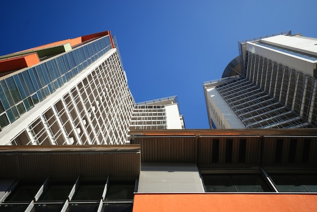 modernes Gebäude am sonnigen Tag und am klaren blauen Himmel