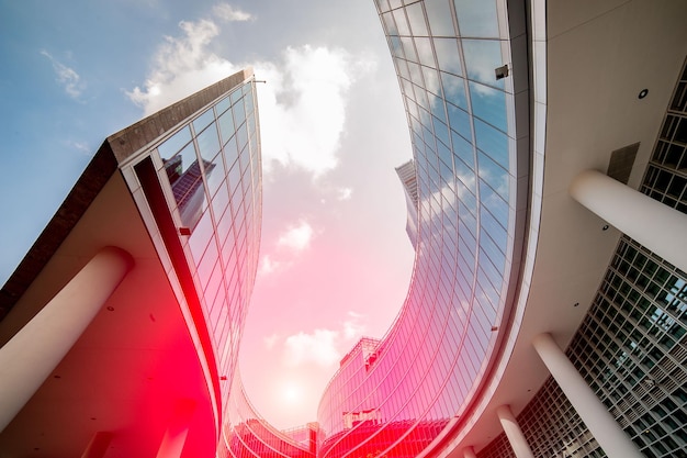 Modernes Gebäude aus Glas und Stahl