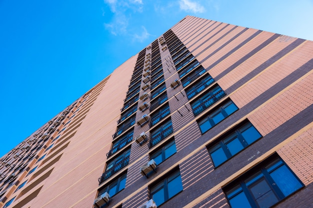 Modernes Gebäude gegen blauen Himmel