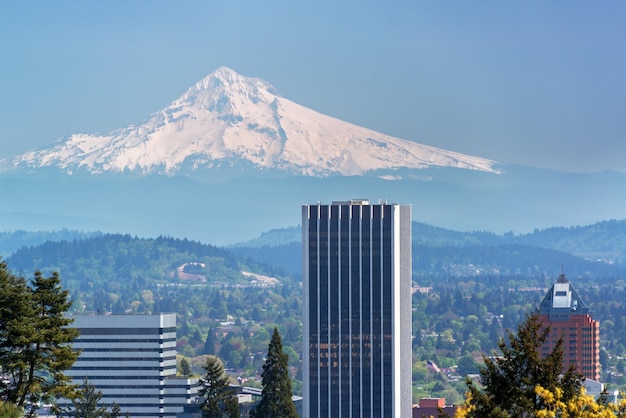 Modernes Gebäude gegen den Mt. Hood