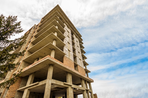 Modernes Gebäude im Bau gegen blauen Himmel. Baustelle