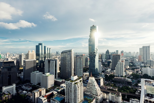 Modernes Gebäude in Bangkok-Geschäftsviertel in Bangkok-Stadt mit Skylinen am Abend, Thailand.